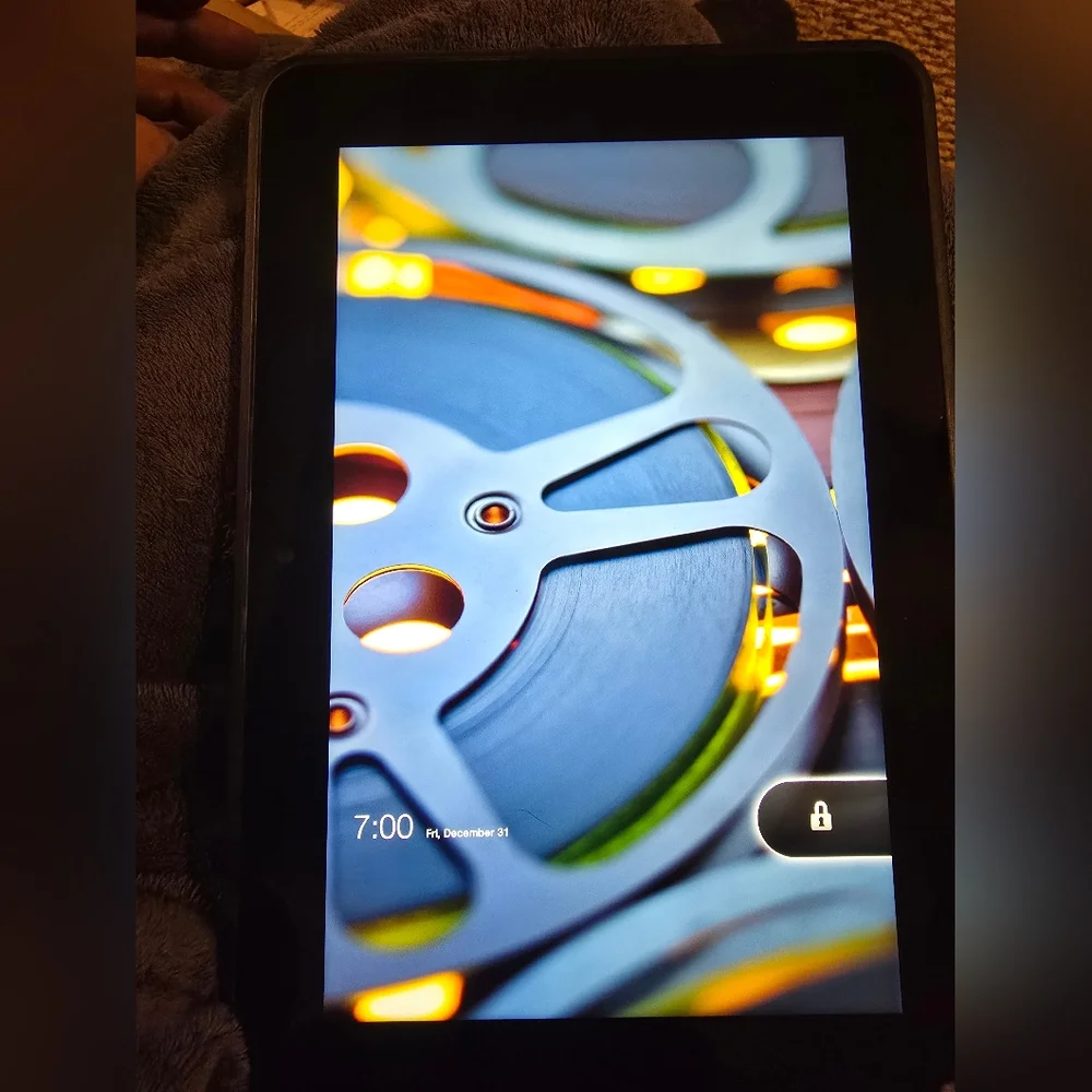 Amazon Kindle Fire Tablet Fire HD 9 1/2 By 6 1/2.. 16GB, Wi-Fi, Newish